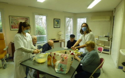 Atelier de stimulation sensorielle sur le thème de la pomme à L’Unité d’Hébergement Renforcée (UHR) de la résidence du Shamrock.